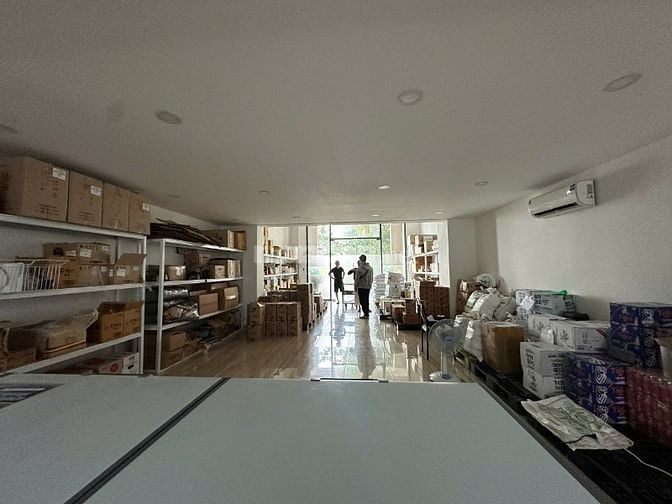 Cho Thuê Mặt Tiền Lớn Q7 - 188M2 - 25TR