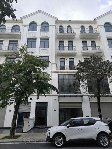 CHO THUÊ TẦNG TRỆT NHÀ PHỐ 126m2, LỐI ĐI RIÊNG, MÁY LẠNH, MÁY CHE ĐẦY 