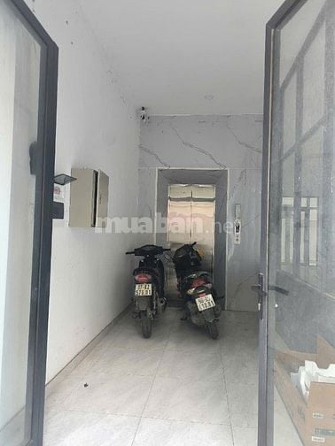 CHO THUÊ TẦNG TRỆT NHÀ PHỐ 126m2, LỐI ĐI RIÊNG, MÁY LẠNH, MÁY CHE ĐẦY 