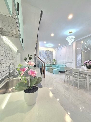 Bán nhà gần mặt tiền Đồng Đen, dưới 5 tỷ đẹp mới