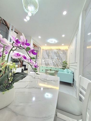 Bán nhà gần mặt tiền Đồng Đen, dưới 5 tỷ đẹp mới