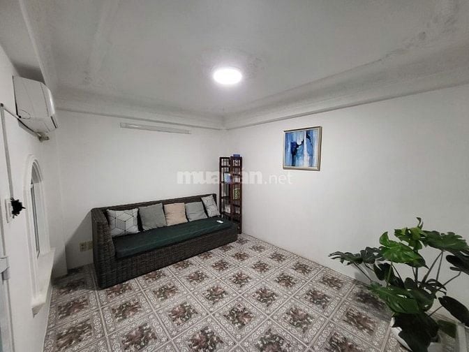 BÁN CĂN NHÀ HIẾM TẠI QUẬN 4, VỊ TRÍ VÀNG - MẤT 1 PHÚT QUA QUẬN 1