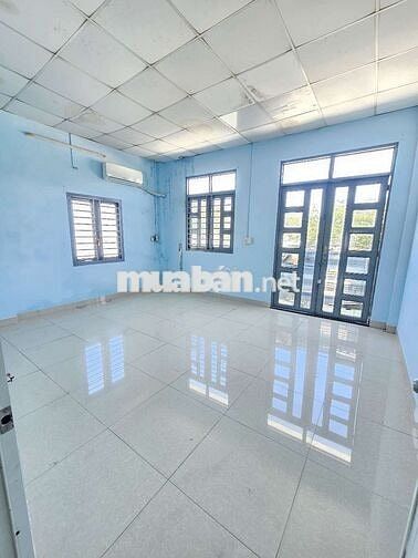 Nhà dt rông rãi ,sân trước đậu ôtô ,2pn 2wc hợp kd online,vp, gd ở