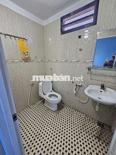 Nhà dt rông rãi ,sân trước đậu ôtô ,2pn 2wc hợp kd online,vp, gd ở