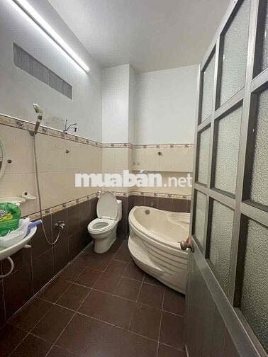 Nhà mới cho thuê ( 4m x 33m ) có sân 12m 2 phòng ngủ 2 vệ sinh