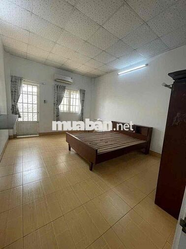 Nhà mới cho thuê ( 4m x 33m ) có sân 12m 2 phòng ngủ 2 vệ sinh