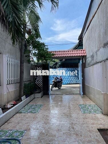 Nhà mới cho thuê ( 4m x 33m ) có sân 12m 2 phòng ngủ 2 vệ sinh