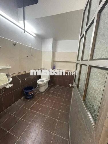 Nhà mới cho thuê ( 4m x 33m ) có sân 12m 2 phòng ngủ 2 vệ sinh