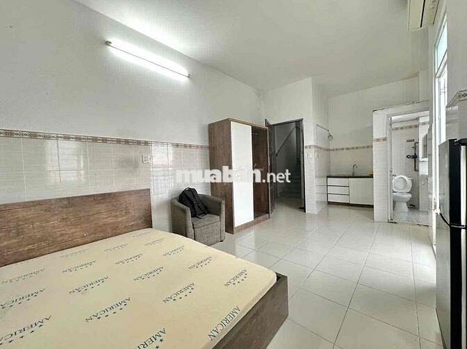 Ban Công Full Nội Thất, Sát Văn Lang, Thuận Tiện Sang Q1, Phú Nhuận