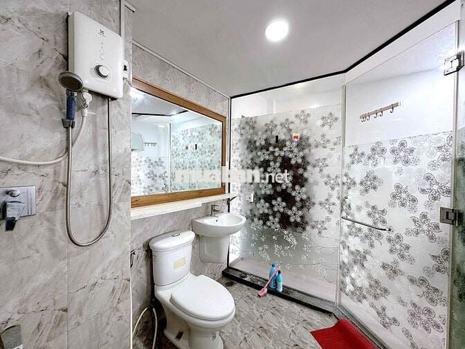 CĂN HỘ,BAN CÔNG 1PN 1PK, FULL NT,MÁY GIẶT RIÊNG,NGAY NGUYỄN BIỂU Q5