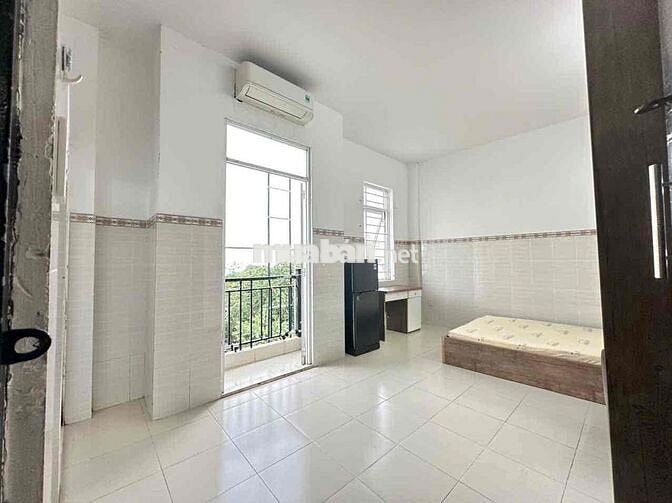 Ban Công Full Nội Thất, Sát Văn Lang, Thuận Tiện Sang Q1, Phú Nhuận