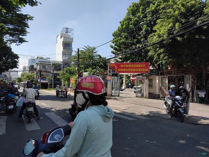 Cần bán nhà mặt tiền gần chợ Phạm Thế Hiển