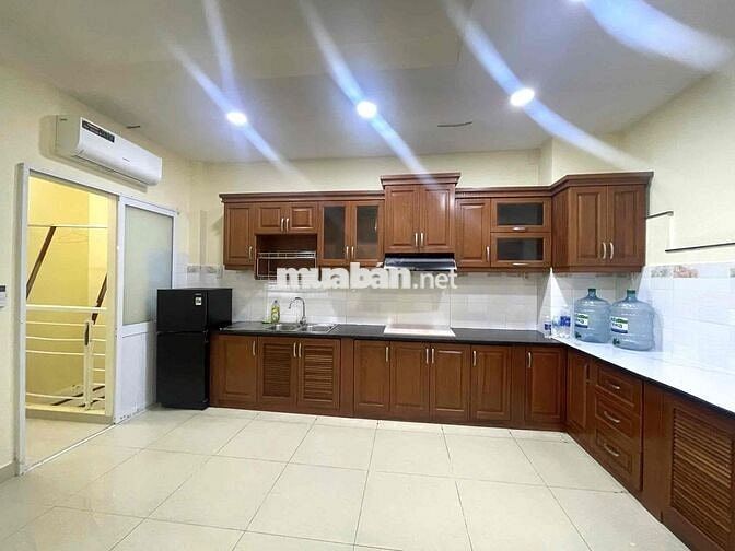 Phòng máy lạnh rộng 35m3 không giới hạn ng và xe