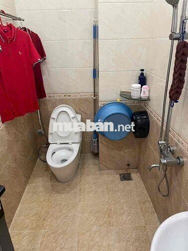 Cho thuê căn hộ ban công 215 Nguyễn Trãi, Q1. Thang máy, nội thất full