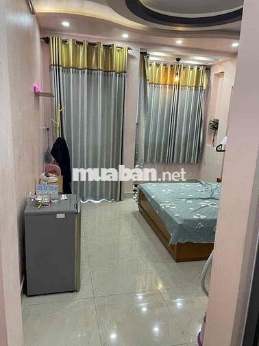 Cho thuê phong ban công, đủ nội thất, có thang máy gần Bùi Viện