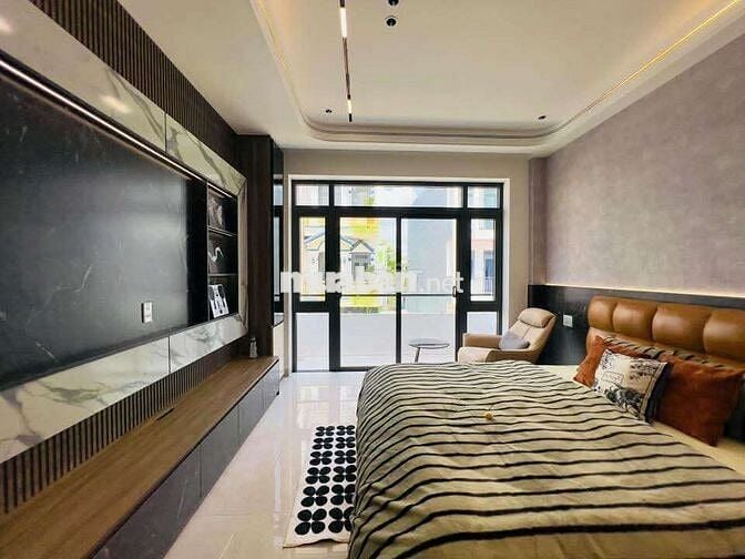 Nhà hoàn công .sân ô tô.công viên bên nhà.thoáng mát.full nội thất