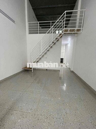 nhà 4x18m gác lửng hẻm xe tải, phù hợp làm may cắt chứa hàng