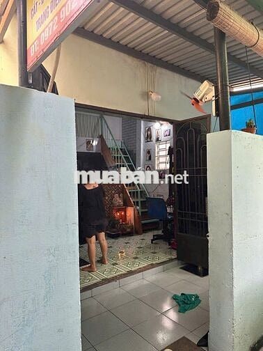 nhà TNV.  DT : 4,3*8 Gồm phòng khách , bếp, lửng, nhà vệ sinh.