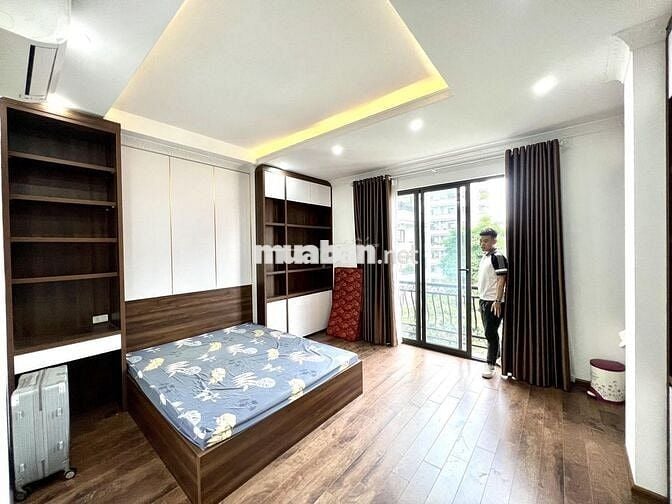 Cho thuê căn hộ Nguyễn Khánh Toàn 2 ngủ 1 khách lô góc ô tô đỗ cửa