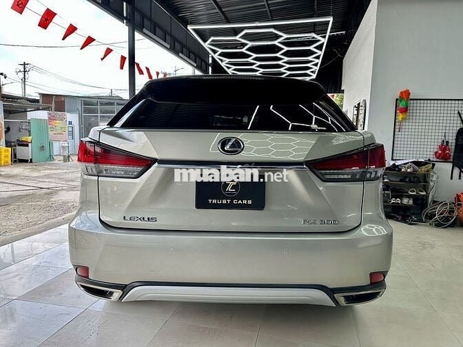 Lexus RX300 2020 màu vàng cát, số tự động