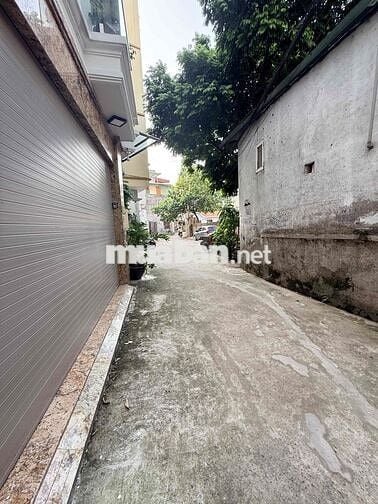 NHÀ NGỌC THUỴ LÔ GÓC-Ô TÔ 7 CHỖ NGỦ TRONG NHÀ-THANG MÁY-FULL NỘI THẤT