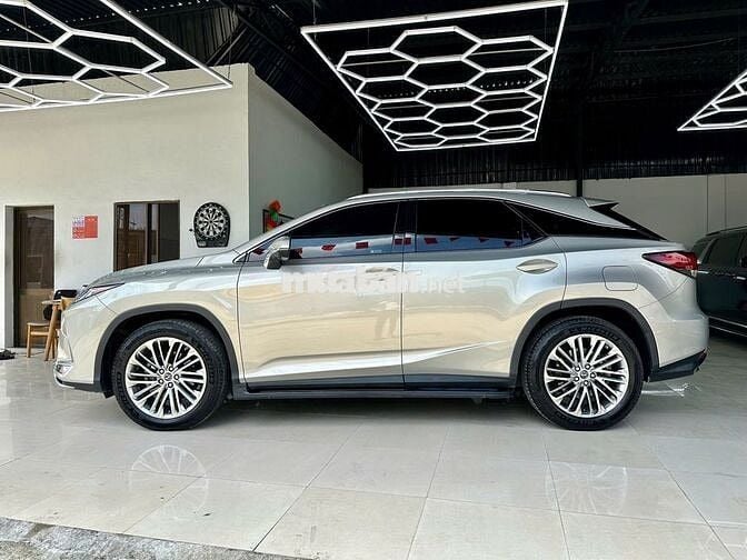 Lexus RX300 2020 màu vàng cát, số tự động
