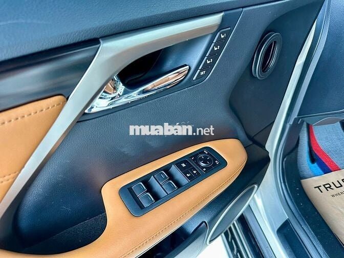 Lexus RX300 2020 màu vàng cát, số tự động