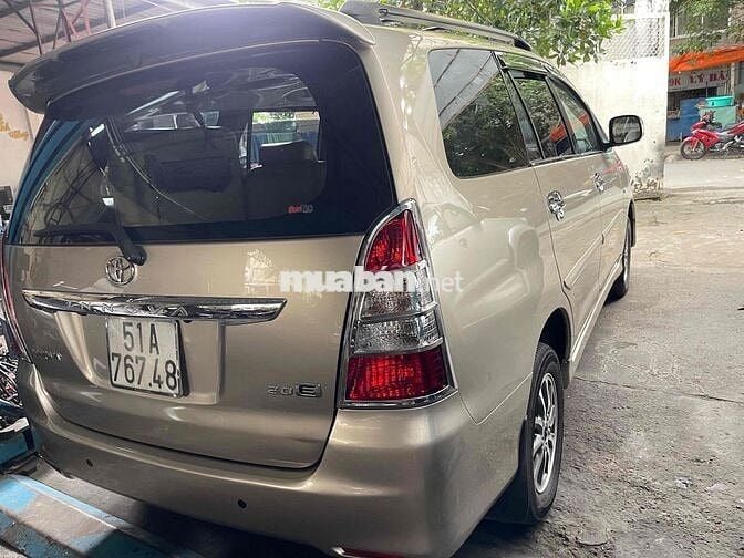 Toyota Innova 2.0E 2014 màu nâu vàng,