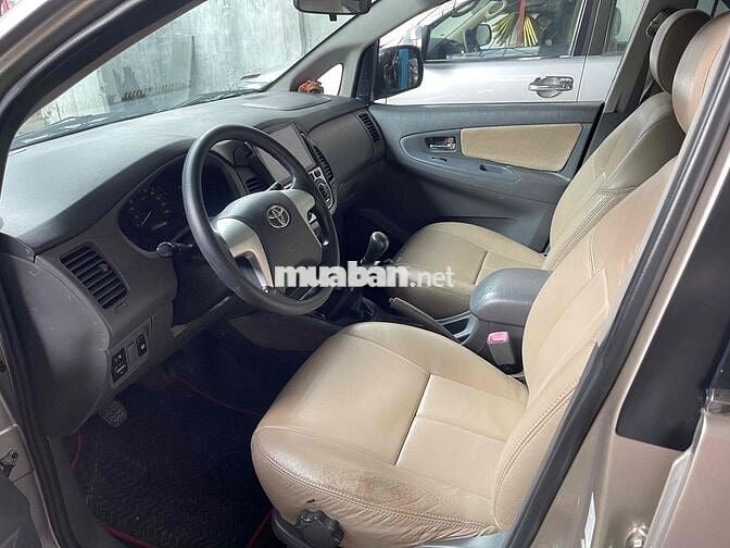 Toyota Innova 2.0E 2014 màu nâu vàng,