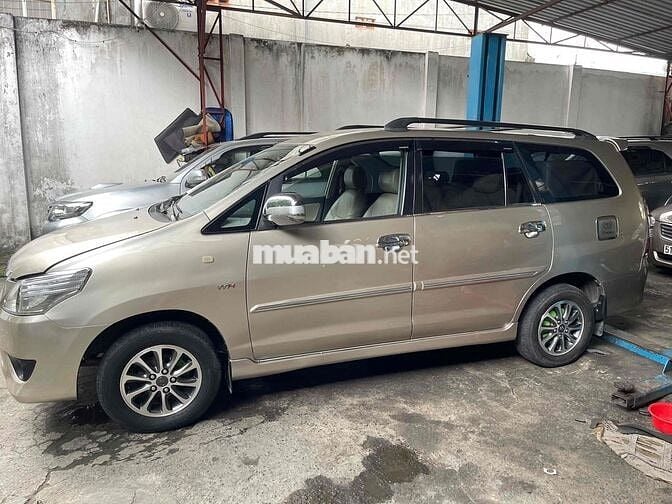 Toyota Innova 2.0E 2014 màu nâu vàng,