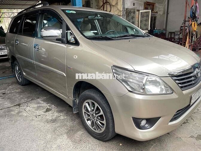 Toyota Innova 2.0E 2014 màu nâu vàng,