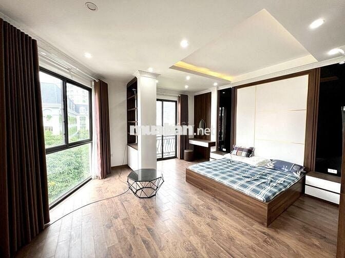 Cho thuê căn hộ Nguyễn Khánh Toàn 2 ngủ 1 khách lô góc ô tô đỗ cửa