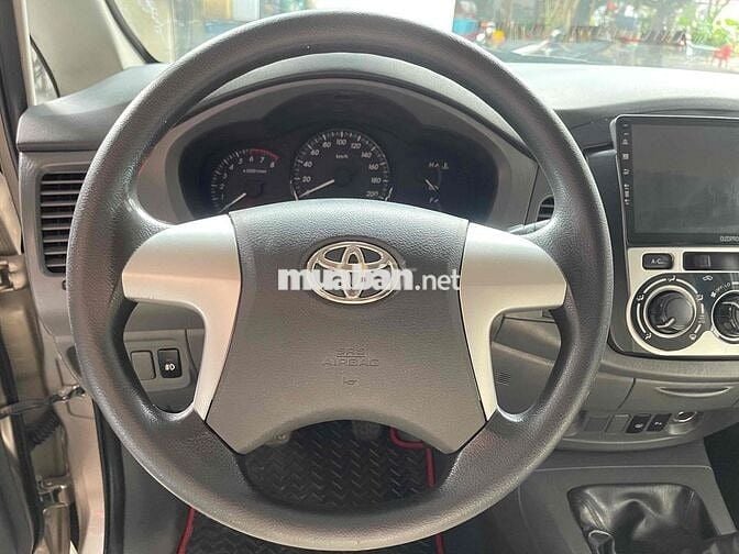 Toyota Innova 2.0E 2014 màu nâu vàng,