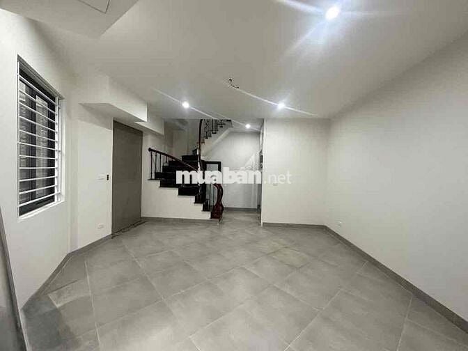 NHÀ NGỌC THUỴ LÔ GÓC-Ô TÔ 7 CHỖ NGỦ TRONG NHÀ-THANG MÁY-FULL NỘI THẤT