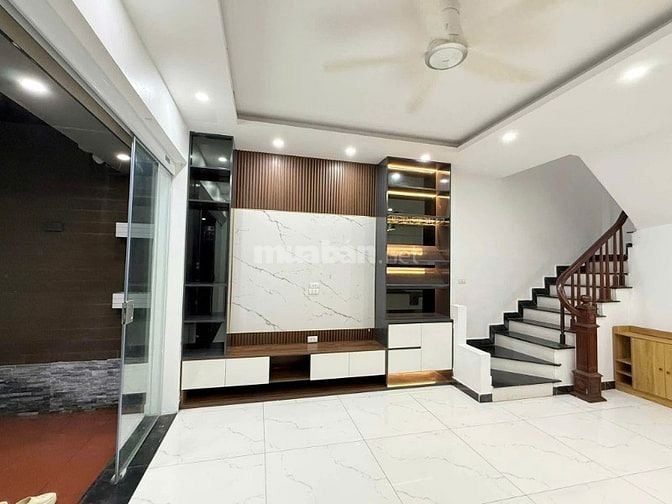 Cho thuê nhà ngõ 89 lạc long quân 55m x6T thang máy