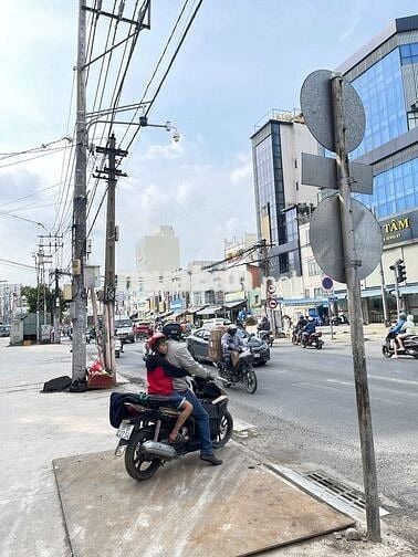 Góc 2 Mặt Tiền Đường Cách Mạng Tháng 8 Vỉa Hè Rộng.