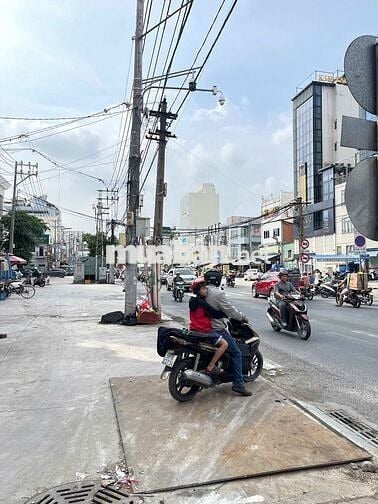 Góc 2 Mặt Tiền Đường Cách Mạng Tháng 8 Vỉa Hè Rộng.