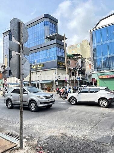 Góc 2 Mặt Tiền Đường Cách Mạng Tháng 8 Vỉa Hè Rộng.