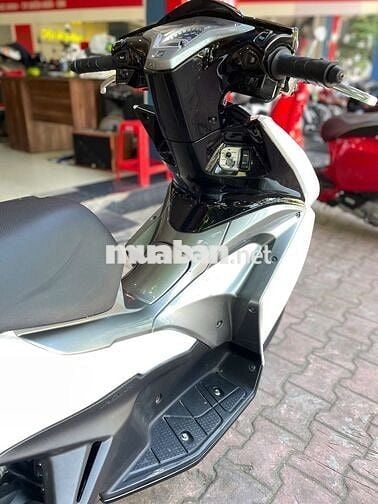 Xe máy Honda Air Blade 125 màu trắng xám