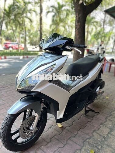 Xe máy Honda Air Blade 125 màu trắng xám