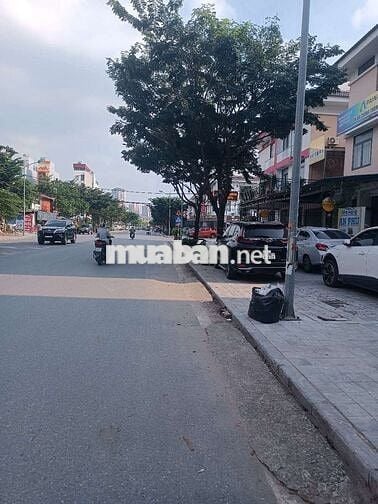 Nhà 4 tầng, lô góc Aeon Mall – 50/65m², vỉa hè rộng, ô tô tránh.