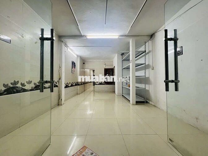 Tập thể tầng 1. Phố Nguyễn Trãi,vừa ở vừa kinh doanh. 80M. Mt4m.