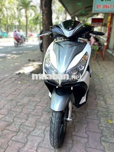 Xe máy Honda Air Blade 125 màu trắng xám