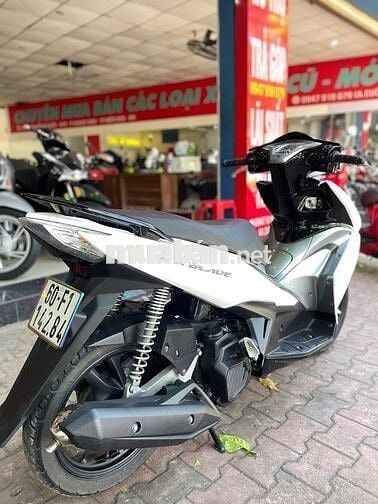Xe máy Honda Air Blade 125 màu trắng xám
