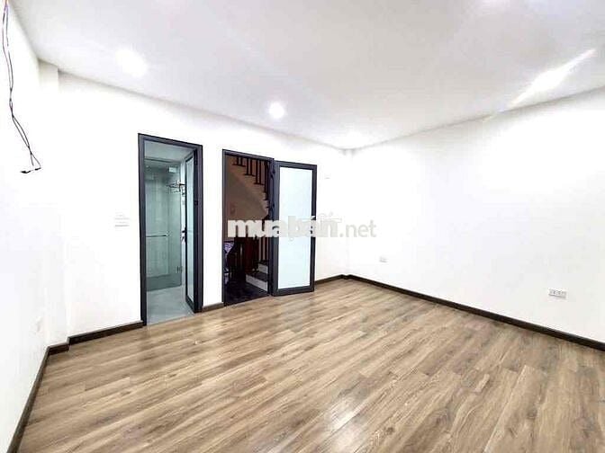 Bán nhà ngõ TOÀN THẮNG X 5 tầng 33m2 ,2 thoáng , sổ nở hậu