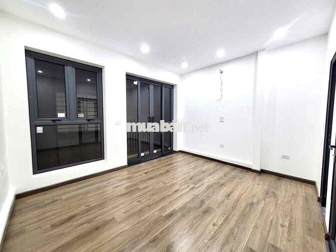 Bán nhà ngõ TOÀN THẮNG X 5 tầng 33m2 ,2 thoáng , sổ nở hậu