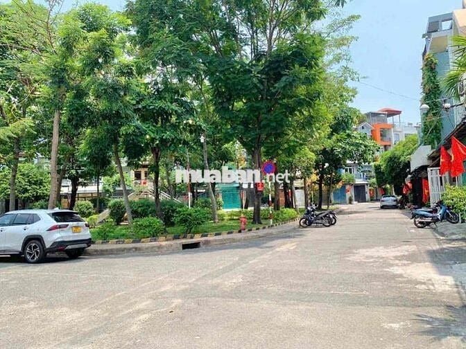 Nhà đẹp Tân Sơn Nhì 1 trệt 3 lầu.Hẻm xe tải thông.Sân đậu ô tô.Ở ngay