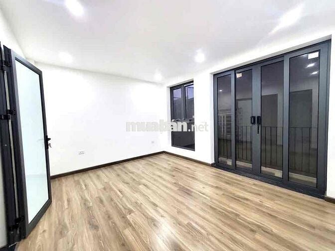 Bán nhà ngõ TOÀN THẮNG X 5 tầng 33m2 ,2 thoáng , sổ nở hậu