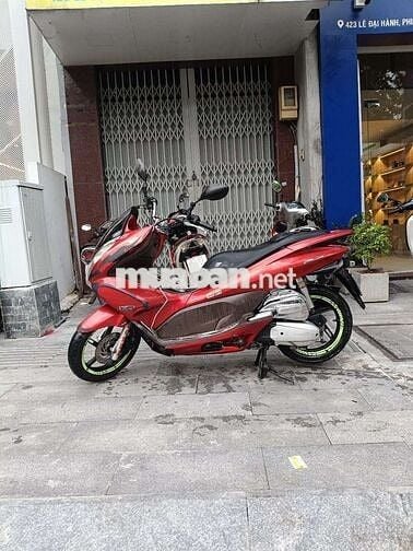 Xe tay ga Honda PCX 125 màu đỏ 2011.