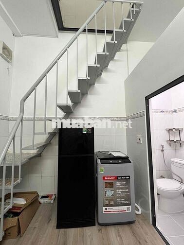 Nhà ban công Nguyễn Văn Linh - kế bên RMIT cho thuê. Full nội thất